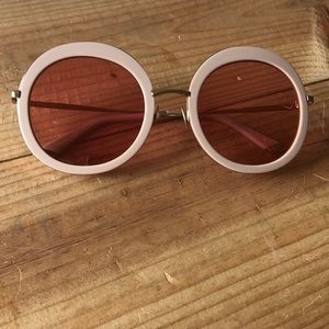 Sunday Somewhere “ABELLA” sunglasses.